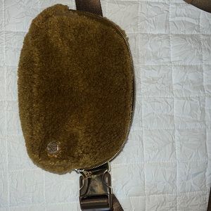 LULU LEMON SHERPA BELT BAG